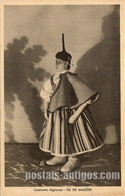 Bilhete postal antigo: Costume Regional da Ilha da Madeira​ - Costume Português - Exposição Universal de Paris de 1937.