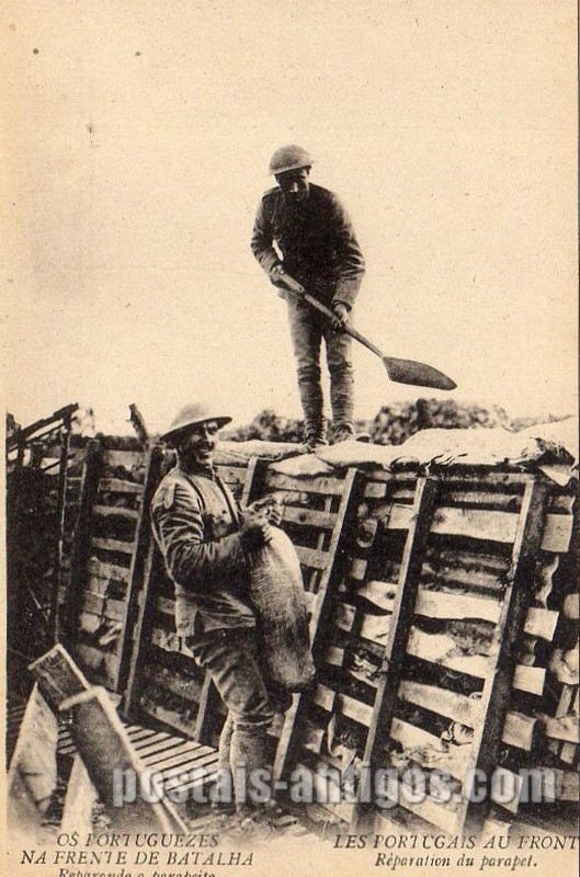 Bilhete postal ilustrado: Os Portugueses na frente da Batalha - Reparando o parapeito | Portugal em postais antigos