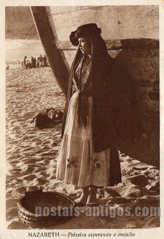 Bilhete postal da Peixeira esperando o encalhe em Nazaré | Portugal em postais antigos 