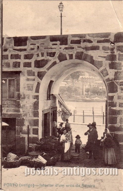 Bilhete postal ilustrado do Interior​ d'um arco de Ribeira, Porto | Portugal em postais antigos