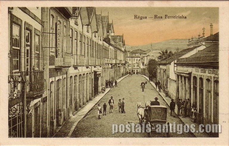 Bilhete postal antido de Peso da Régua: Rua Ferreirinha | Portugal em postais antigos.