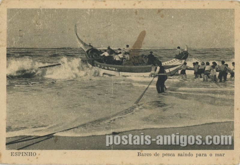 Bilhete postal ilustrado de Espinho, barco de pesca saindo para o mar | Portugal em postais antigos