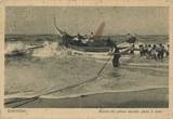 Bilhete postal ilustrado de Espinho, barco de pesca saindo para o mar | Portugal em postais antigos