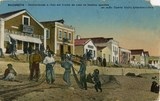 Bilhete postal ilustrado de Nazaré, concertando a rêde ​em frente da casa de banhos | Portugal em postais antigos